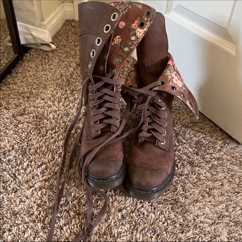 DR MARTENS TRIUMPH AIMILITA 1914 FLORAL FOLD OVER BUCKLE LEATHER BOOT 8